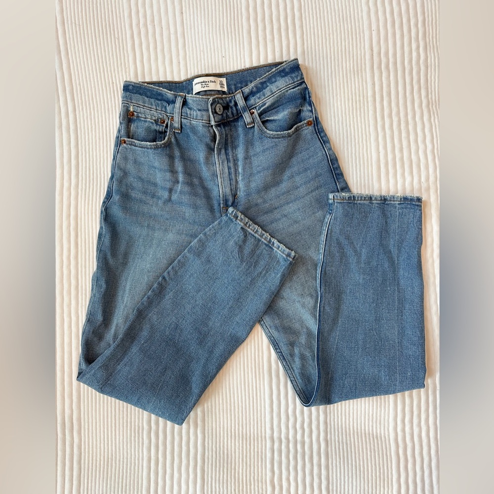 A&F High Rise Mom Jean - Medium color